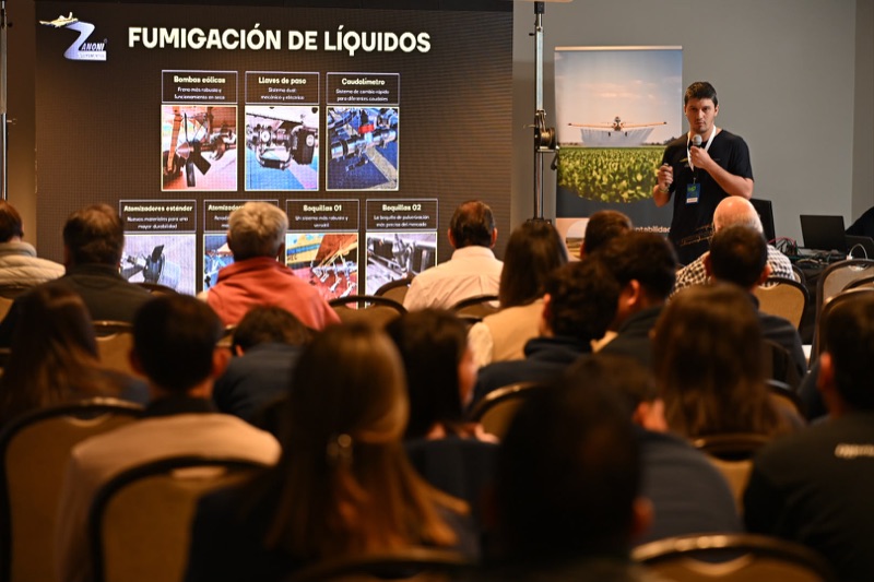 Sala llena durante la charla técnica sobre fumigación de líquidos