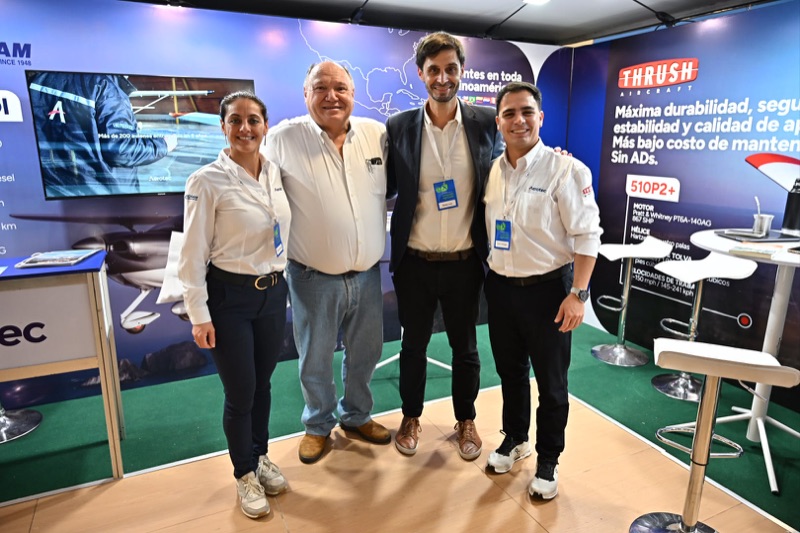 Equipo del stand de Thrush y Aerotec en el salón de exposiciones