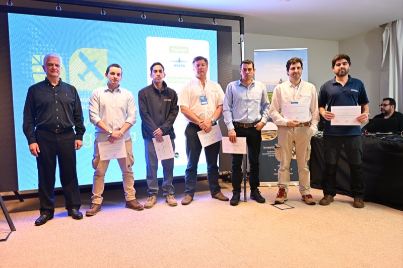 Entrega de certificados a un grupo de participantes del Congreso