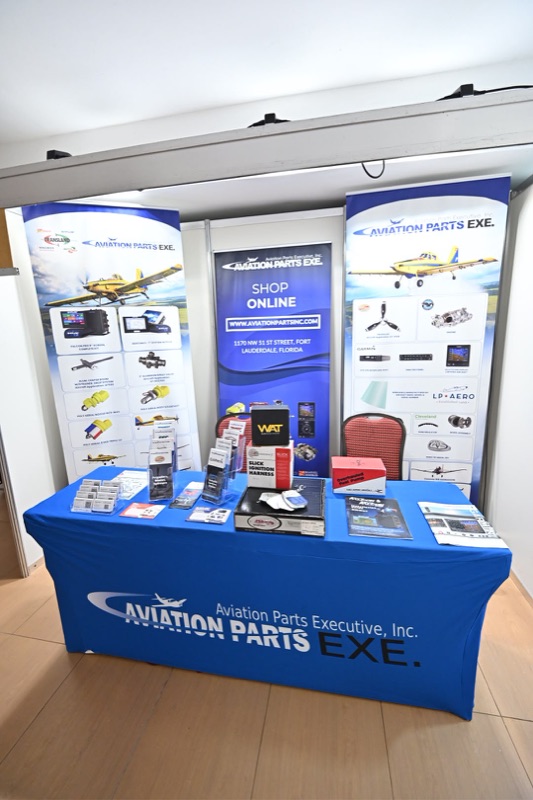 Stand de Aviation Parts EXE con repuestos y accesorios para aviación agrícola